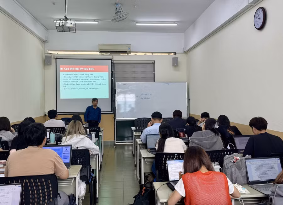 Sinh viên năm thứ nhất Khoa Báo chí và Truyền thông trong tiết học môn Tác phẩm và thể loại báo chí.