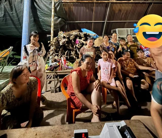 Cả xóm kéo đến nhà người đàn ông ở Tây Ninh xem đổi thưởng chiều nay Cả xóm kéo đến nhà người đàn ông ở Tây Ninh xem đổi thưởng chiều nay
