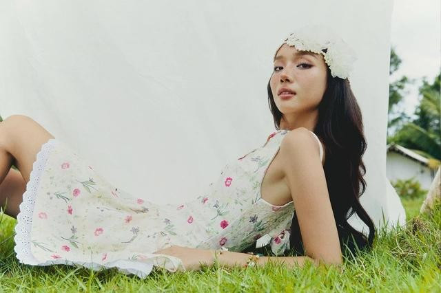 Váy hoa mùa hè phù hợp với quý cô ở mọi độ tuổi, mọi ngành nghề nhờ vào những sáng tạo đặc sắc từ các thương hiệu Việt. Với một chiếc váy hè nở rộ ngàn nụ hoa bé nhỏ, nàng có thể trở thành một nàng công chúa, thiếu nữ hay làm nàng thơ của chính bản thân mình!