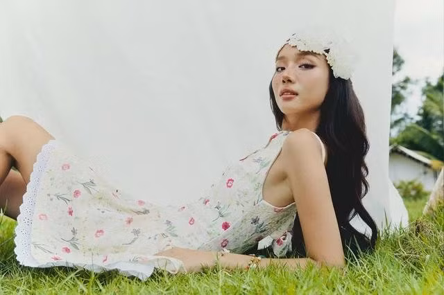 Váy hoa mùa hè phù hợp với quý cô ở mọi độ tuổi, mọi ngành nghề nhờ vào những sáng tạo đặc sắc từ các thương hiệu Việt. Với một chiếc váy hè nở rộ ngàn nụ hoa bé nhỏ, nàng có thể trở thành một nàng công chúa, thiếu nữ hay làm nàng thơ của chính bản thân mình!