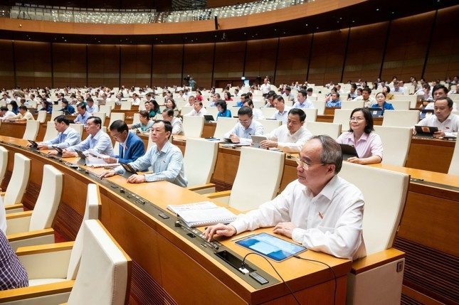 Các đại biểu thông qua dự thảo luật, sáng 17/6. Ảnh: Như Ý Các đại biểu thông qua dự thảo luật, sáng 17/6. Ảnh: Như Ý