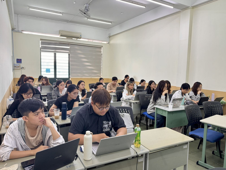 Cơ sở vật chất hiện đại, lớp học khang trang và tiện nghi, giúp các bạn sinh viên có điều kiện học tập tốt nhất. Cơ sở vật chất hiện đại, lớp học khang trang và tiện nghi, giúp các bạn sinh viên có điều kiện học tập tốt nhất.