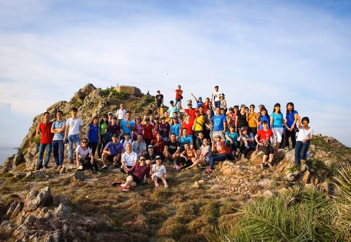 Eo Gió – điểm ngắm hoàng hôn đẹp bậc nhất Việt Nam – luôn đông đúc người tham quan.