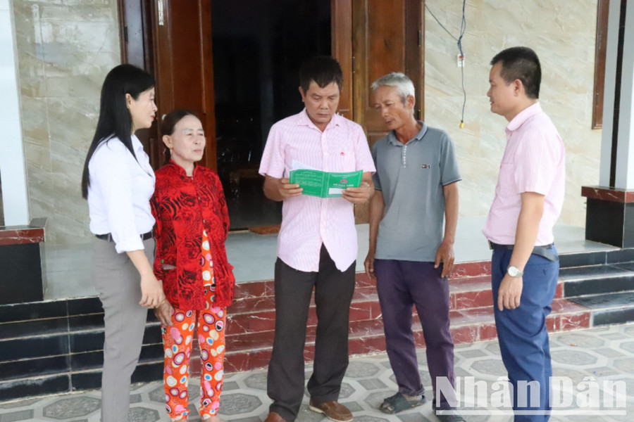 Lãnh đạo Ngân hàng Chính sách xã hội huyện Ea Súp kiểm tra và hướng dẫn, động viên người dân xã biên giới Ia Lốp sử dụng nguồn vốn vay đúng mục đích, phát huy hiệu quả nguồn vốn.