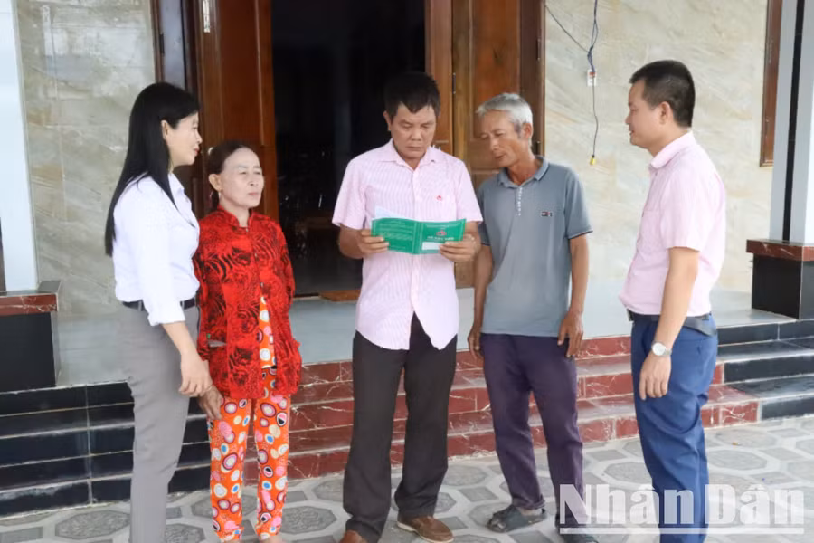 Lãnh đạo Ngân hàng Chính sách xã hội huyện Ea Súp kiểm tra và hướng dẫn, động viên người dân xã biên giới Ia Lốp sử dụng nguồn vốn vay đúng mục đích, phát huy hiệu quả nguồn vốn.