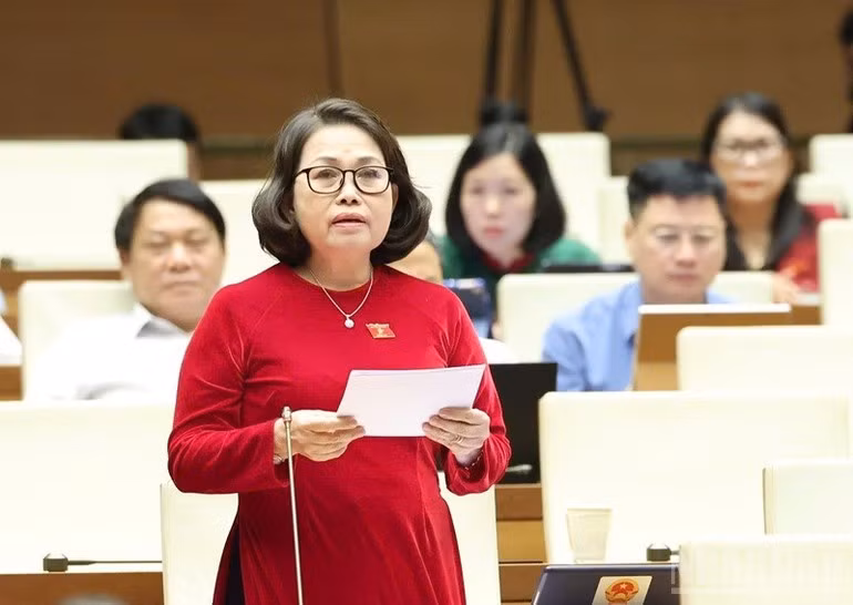 Đại biểu Nguyễn Thị Yến (Bà Rịa-Vũng Tàu) phát biểu. (Ảnh: DUY LINH)