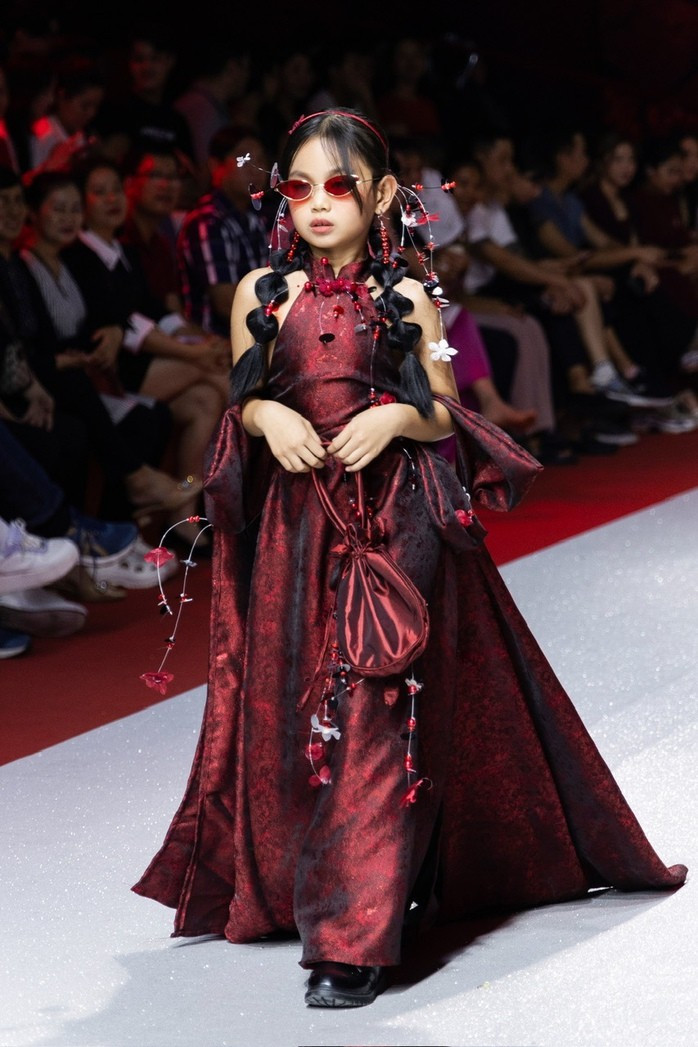 Trúc Hà thần thái trên sàn runway Trúc Hà thần thái trên sàn runway