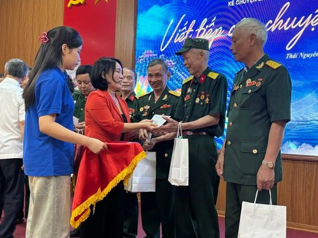 Nhà báo Tạ Bích Loan, người phụ trách nội dung Hồ sơ Gene 304 tặng quà cho các cựu chiến binh Nhà báo Tạ Bích Loan, người phụ trách nội dung Hồ sơ Gene 304 tặng quà cho các cựu chiến binh