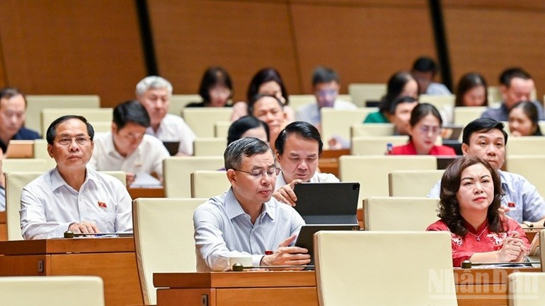 Các đại biểu Quốc hội làm việc tại hội trường. (Ảnh: DUY LINH) Các đại biểu Quốc hội làm việc tại hội trường. (Ảnh: DUY LINH)