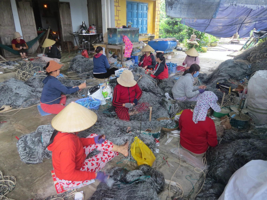 Nhiều chị em phụ nữ P.Phổ Quang cùng tham gia vá lưới mưu sinh Nhiều chị em phụ nữ P.Phổ Quang cùng tham gia vá lưới mưu sinh