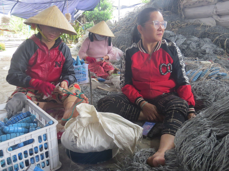 Bà Nguyễn Thị Sương (phải) và các thành viên trong tổ vá lưới Bà Nguyễn Thị Sương (phải) và các thành viên trong tổ vá lưới