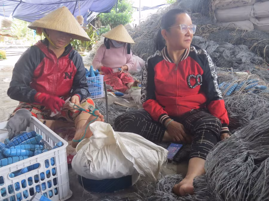 Bà Nguyễn Thị Sương (phải) và các thành viên trong tổ vá lưới