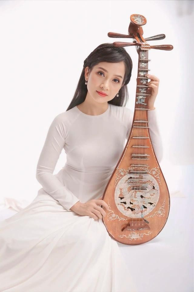 Vũ Diệu Thảo chia sẻ công việc biên tập viên truyền hình cho cô cơ hội đưa cây đàn tỳ bà đến gần công chúng Vũ Diệu Thảo chia sẻ công việc biên tập viên truyền hình cho cô cơ hội đưa cây đàn tỳ bà đến gần công chúng