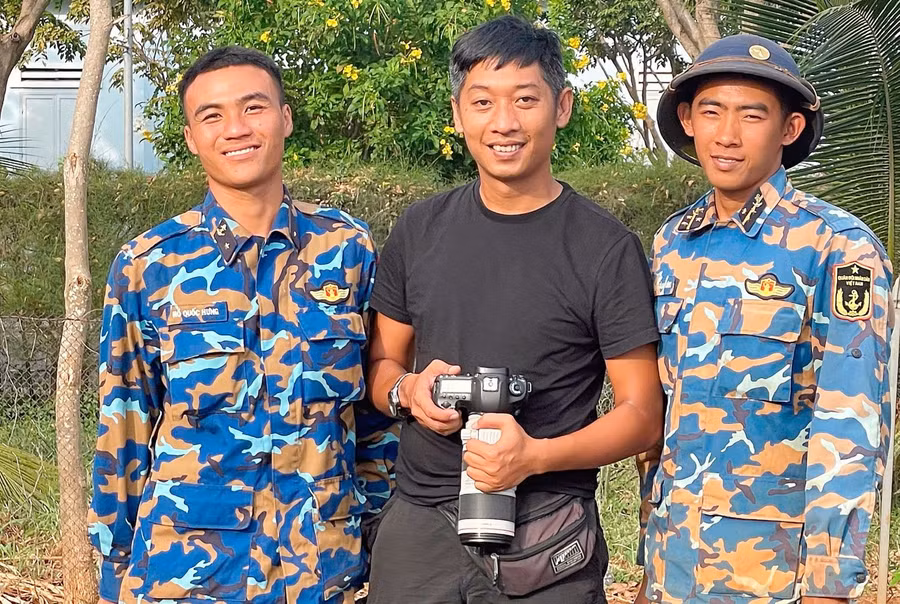 Nhà báo Nguyễn Luân với các chiến sĩ Hải quân trong một lần tác nghiệp ảnh tại quần đảo Trường Sa.