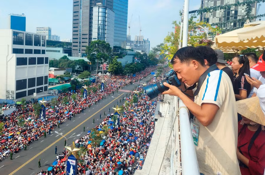 Nhà báo Mạnh Linh tác nghiệp từ trên cao tại sự kiện diễu binh chào mừng 50 năm Giải phóng hoàn toàn miền Nam, thống nhất đất nước.