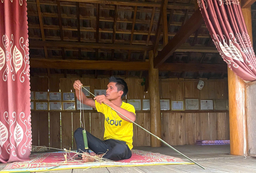 Ông Đinh Văn Quý-Bí thư Chi bộ kiêm Trưởng thôn Đăk A Sêl chế tác cần câu rượu độc đáo. Ảnh Ngọc Minh ong-dinh-van-quy-bi-thu-chi-bo-kiem-truong-thon-dak-a-sel-che-tac-can-cau-ruou-doc-dao-anh-ngoc-minh.jpg