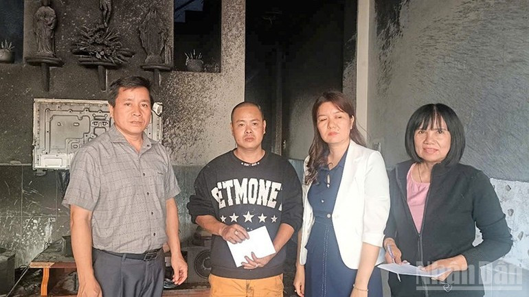 Lãnh đạo phường B'Lao kịp thời có mặt trao hỗ trợ, động viên gia đình ông Luân sau vụ hỏa hoạn. Lãnh đạo phường B'Lao kịp thời có mặt trao hỗ trợ, động viên gia đình ông Luân sau vụ hỏa hoạn.