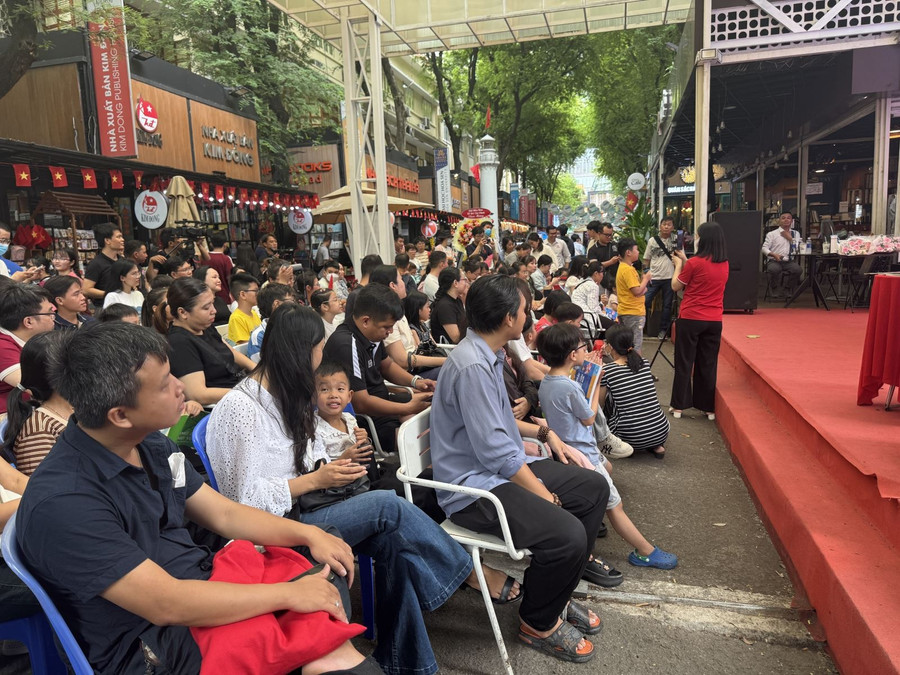 Nhiều tình huống thực tế được các em nhỏ quan tâm, trao đổi với các chuyên gia. Nhiều tình huống thực tế được các em nhỏ quan tâm, trao đổi với các chuyên gia.