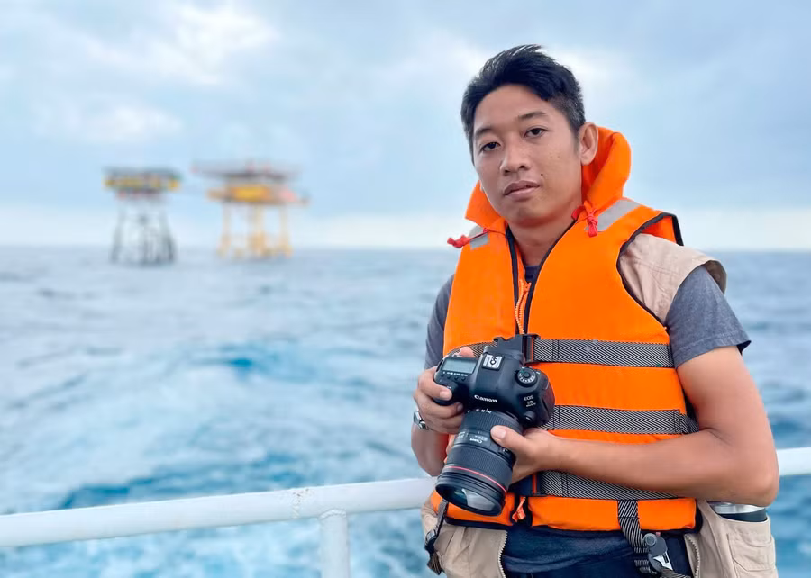 Nhà báo Nguyễn Luân tác nghiệp tại vùng biển thuộc quần đảo Trường Sa.
