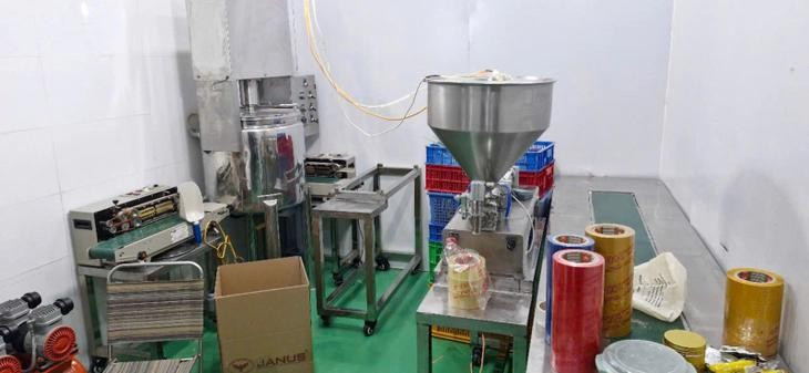 Mỹ phẩm là kem trộn dưỡng da được chế biến từ các loại nguyên liệu trôi nổi - Ảnh: Công an Tây Ninh Mỹ phẩm là kem trộn dưỡng da được chế biến từ các loại nguyên liệu trôi nổi - Ảnh: Công an Tây Ninh