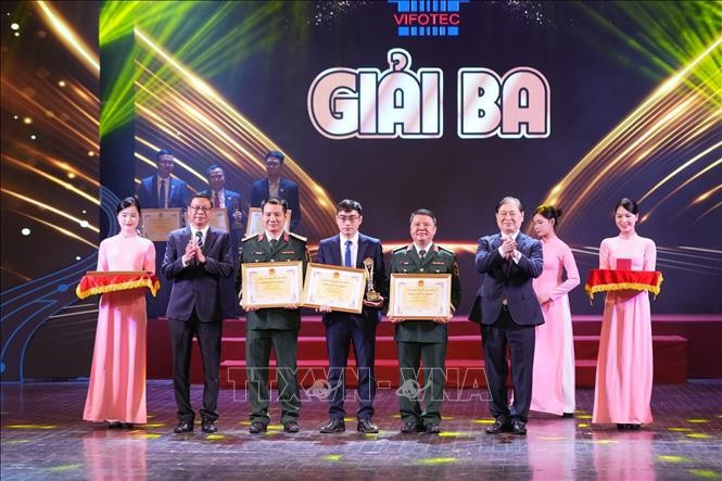 Thạc sỹ Nguyễn Bá Mạnh (thứ 3, phải sang) cùng các cộng sự tại Lễ trao giải Giải thưởng Sáng tạo Khoa học và Công nghệ Việt Nam năm 2024. Ảnh: Diệu Thúy/TTXVN Thạc sỹ Nguyễn Bá Mạnh (thứ 3, phải sang) cùng các cộng sự tại Lễ trao giải Giải thưởng Sáng tạo Khoa học và Công nghệ Việt Nam năm 2024. Ảnh: Diệu Thúy/TTXVN