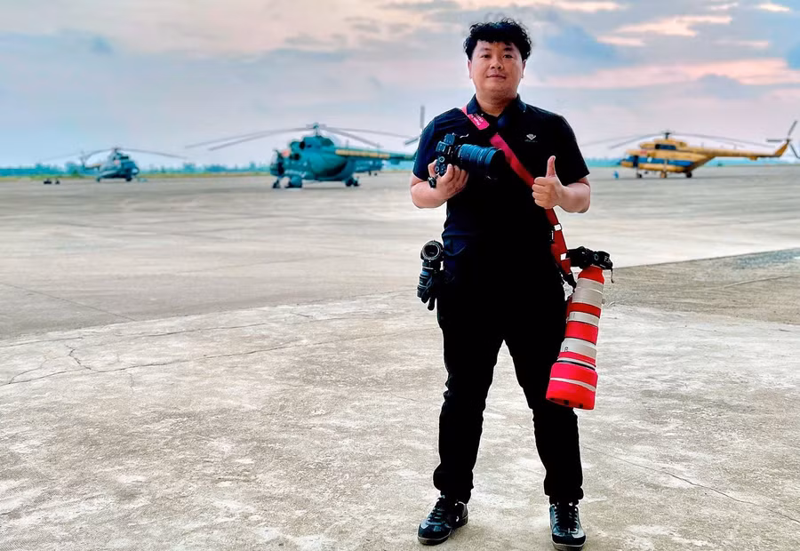 Nhà báo Phạm Nguyễn, báo Tiền Phong trong một lần tác nghiệp.