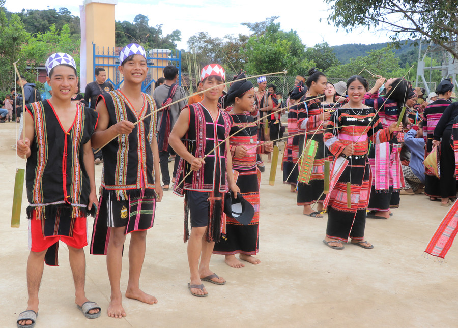 Thanh niên Đinh Văn Thúc (bìa trái, ở làng Đăk A Sêl) cùng các bạn tham gia câu rượu mời khách. Ảnh Ngọc Minh Thanh niên Đinh Văn Thúc (bìa trái, ở làng Đăk A Sêl) cùng các bạn tham gia câu rượu mời khách. Ảnh Ngọc Minh