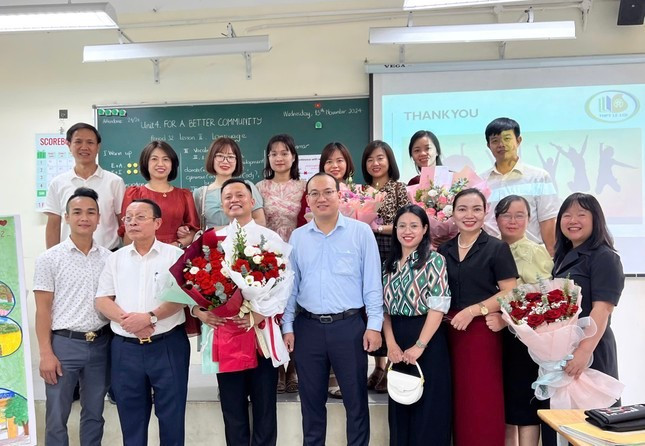 Thầy Lê Trung Kiên (ôm hoa) được đồng nghiệp chúc mừng sau khi hoàn thành bài giảng dự thi giáo viên dạy giỏi tại Hà Nội. Thầy Lê Trung Kiên (ôm hoa) được đồng nghiệp chúc mừng sau khi hoàn thành bài giảng dự thi giáo viên dạy giỏi tại Hà Nội.
