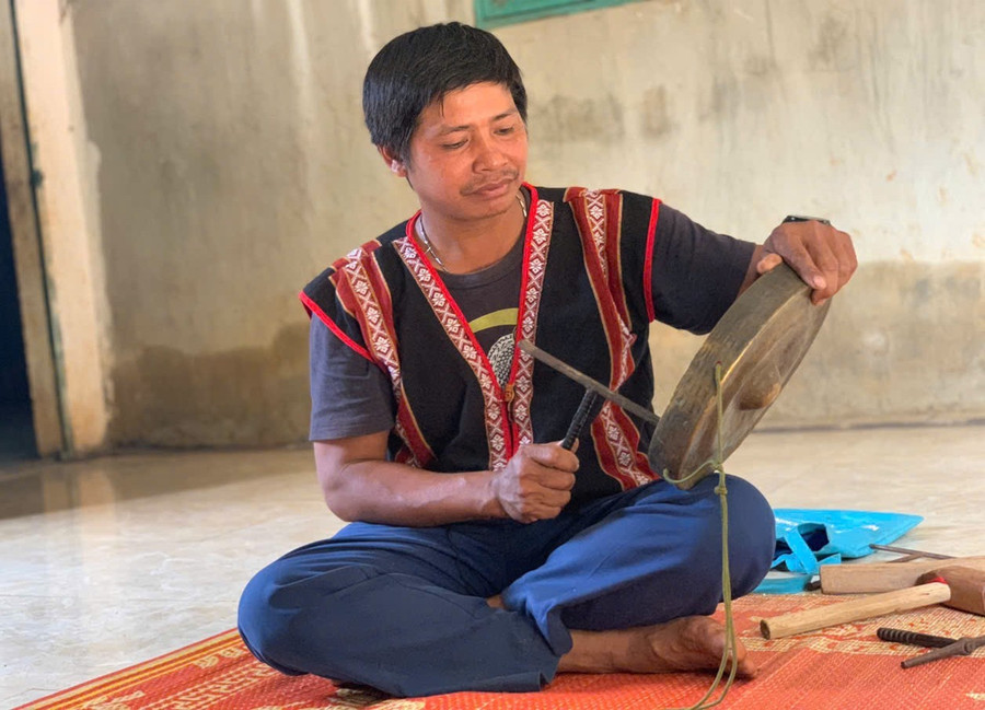 Anh Rơ Châm Van người duy nhất ở làng Bồ biết chỉnh chiêng. Ảnh R.H anh-ro-cham-van-nguoi-duy-nhat-o-lang-bo-biet-chinh-chieng-anh-rh.jpg