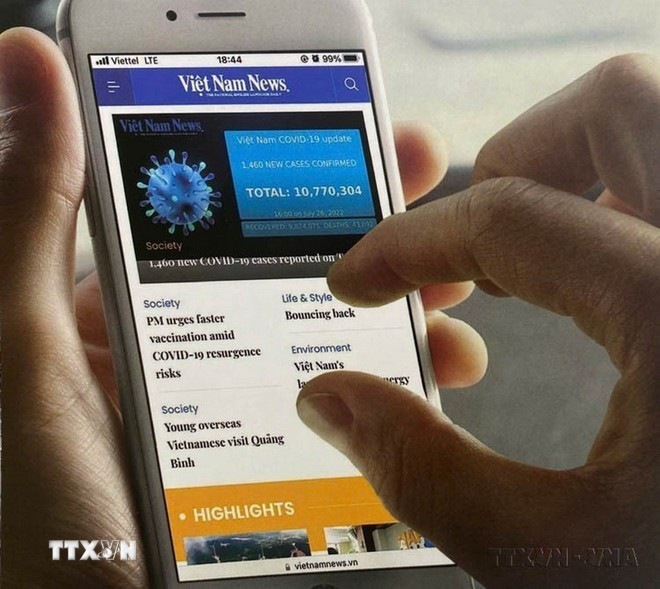 Ứng dụng Vietnam News Daily trên điện thoại thông minh, bạn đọc có thể tiếp cận báo Việt Nam News ở mọi nơi, mọi lúc. (Ảnh: TTXVN phát) Ứng dụng Vietnam News Daily trên điện thoại thông minh, bạn đọc có thể tiếp cận báo Việt Nam News ở mọi nơi, mọi lúc. (Ảnh: TTXVN phát)