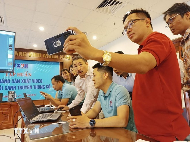 Phóng viên TTXVN trao đổi về cách dựng video bằng điện thoại di động tại lớp “Kỹ năng sản xuất video trong bối cảnh truyền thông số” được tổ chức ở Đà Nẵng. (Ảnh: TTXVN) Phóng viên TTXVN trao đổi về cách dựng video bằng điện thoại di động tại lớp “Kỹ năng sản xuất video trong bối cảnh truyền thông số” được tổ chức ở Đà Nẵng. (Ảnh: TTXVN)