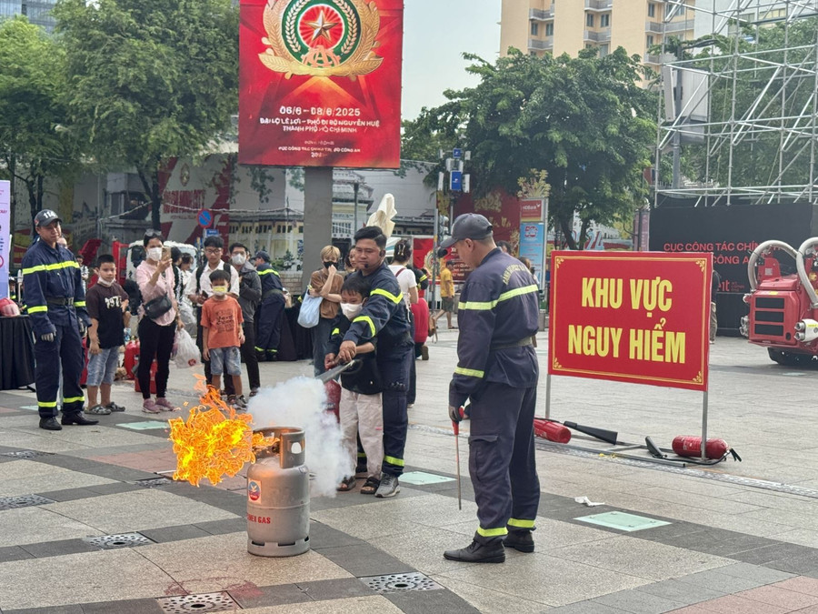 Các em nhỏ được hướng dẫn kỹ năng và thao tác cơ bản về PCCC. Các em nhỏ được hướng dẫn kỹ năng và thao tác cơ bản về PCCC.