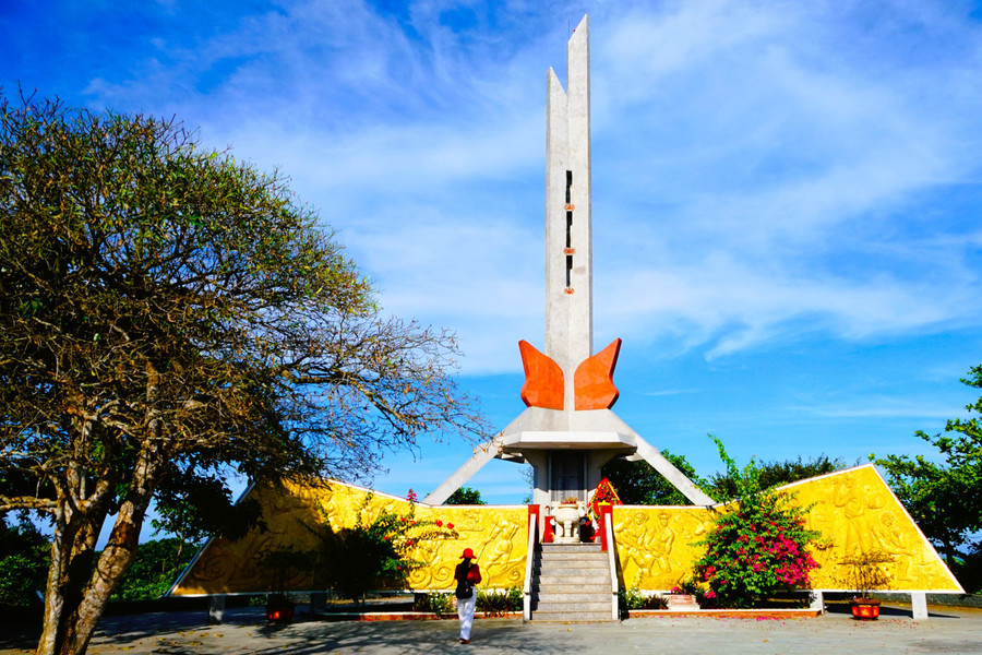 Đài tưởng niệm các anh hùng liệt sĩ đặc khu Cồn Cỏ Đài tưởng niệm các anh hùng liệt sĩ đặc khu Cồn Cỏ