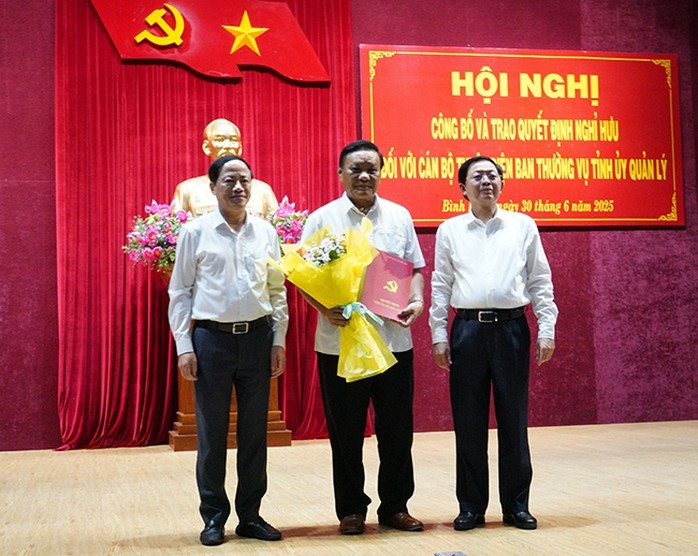 Lãnh đạo tỉnh Bình Định trao quyết định nghỉ hưu cho ông Lê Kim Toàn. Ảnh: N.H Lãnh đạo tỉnh Bình Định trao quyết định nghỉ hưu cho ông Lê Kim Toàn. Ảnh: N.H