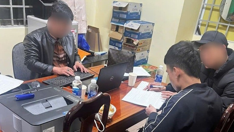 Lực lượng công an làm việc với Trần Phước Vĩnh. Lực lượng công an làm việc với Trần Phước Vĩnh.