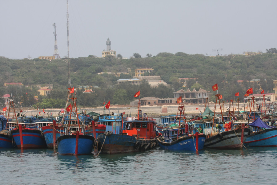 Tàu cá tránh trú bão trong âu tàu Bạch Long Vĩ, năm 2009 Tàu cá tránh trú bão trong âu tàu Bạch Long Vĩ, năm 2009