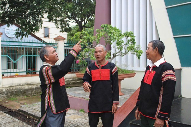 Ông Y Bhul Mlô (bìa trái) trao đổi với người dân. Ông Y Bhul Mlô (bìa trái) trao đổi với người dân.