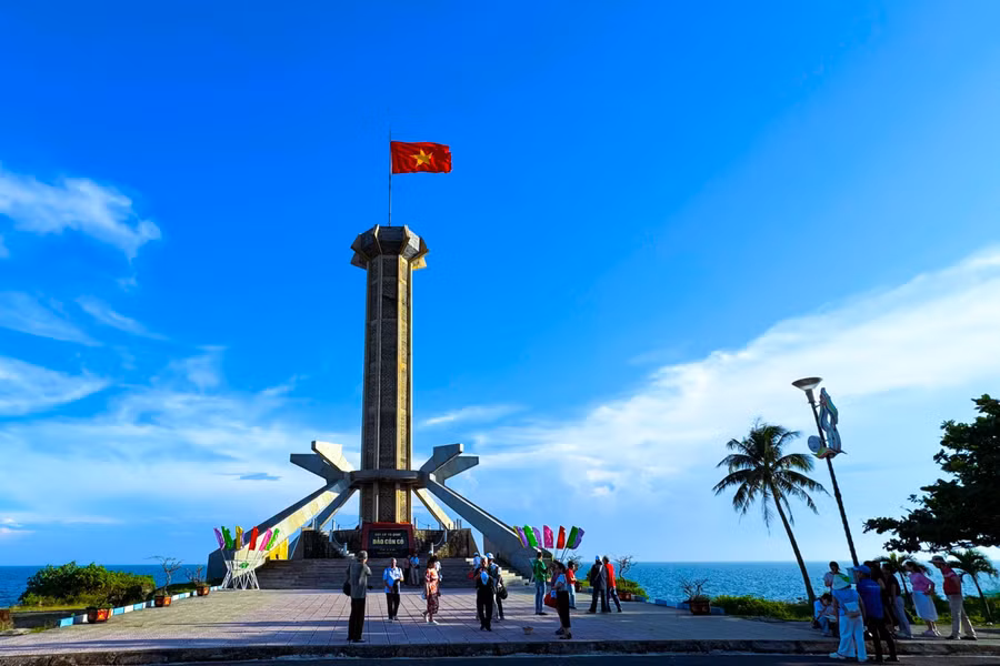 Du khách thăm cột cờ Tổ quốc ở đặc khu Cồn Cỏ