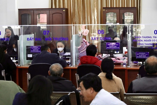 Người dân làm các thủ tục tại phường Xuân Hương - Đà Lạt. Người dân làm các thủ tục tại phường Xuân Hương - Đà Lạt.