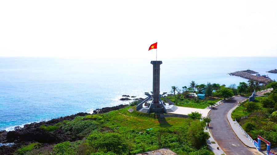 Cột cờ Tổ quốc là điểm nhấn ở đặc khu Cồn Cỏ Cột cờ Tổ quốc là điểm nhấn ở đặc khu Cồn Cỏ