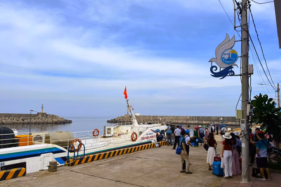 Du khách trên cầu cảng đặc khu Cồn Cỏ