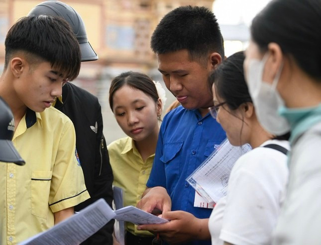Đặc biệt là đề thi Tiếng Anh, khiến học sinh trường chuyên, học sinh giỏi cũng hoang mang. (ảnh: Như Ý) Đề thi Tốt nghiệp THPT khó 'bất thường': Có đảm bảo công bằng cho học sinh? ảnh 1