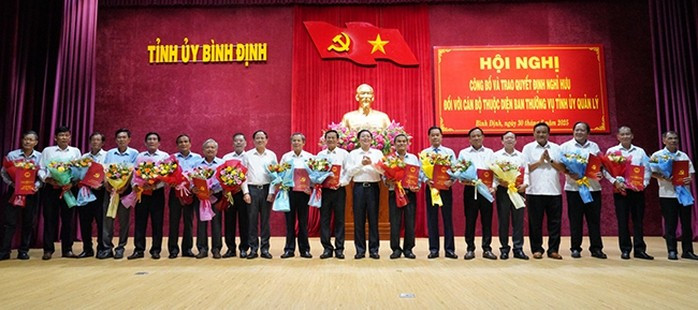 Lãnh đạo tỉnh Bình Định trao quyết định nghỉ hưu cho lãnh đạo các sở, ngành. Ảnh: N.H Lãnh đạo tỉnh Bình Định trao quyết định nghỉ hưu cho lãnh đạo các sở, ngành. Ảnh: N.H