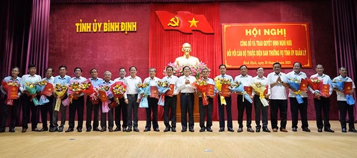 Lãnh đạo tỉnh Bình Định trao quyết định nghỉ hưu cho lãnh đạo các sở, ngành. Ảnh: N.H