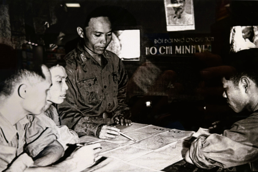 Ban Chỉ huy đảo Cồn Cỏ bàn phương án bảo vệ đảo, năm 1965 Ban Chỉ huy đảo Cồn Cỏ bàn phương án bảo vệ đảo, năm 1965