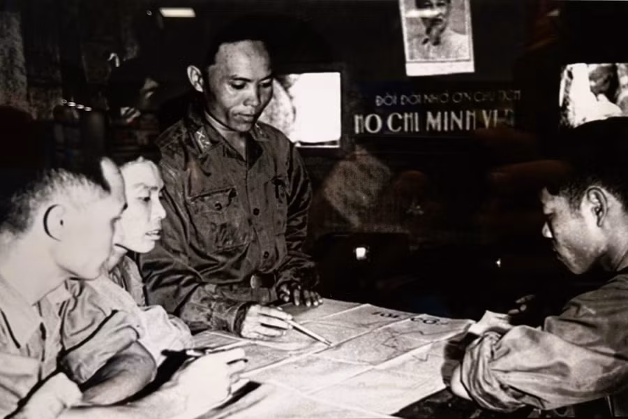 Ban Chỉ huy đảo Cồn Cỏ bàn phương án bảo vệ đảo, năm 1965