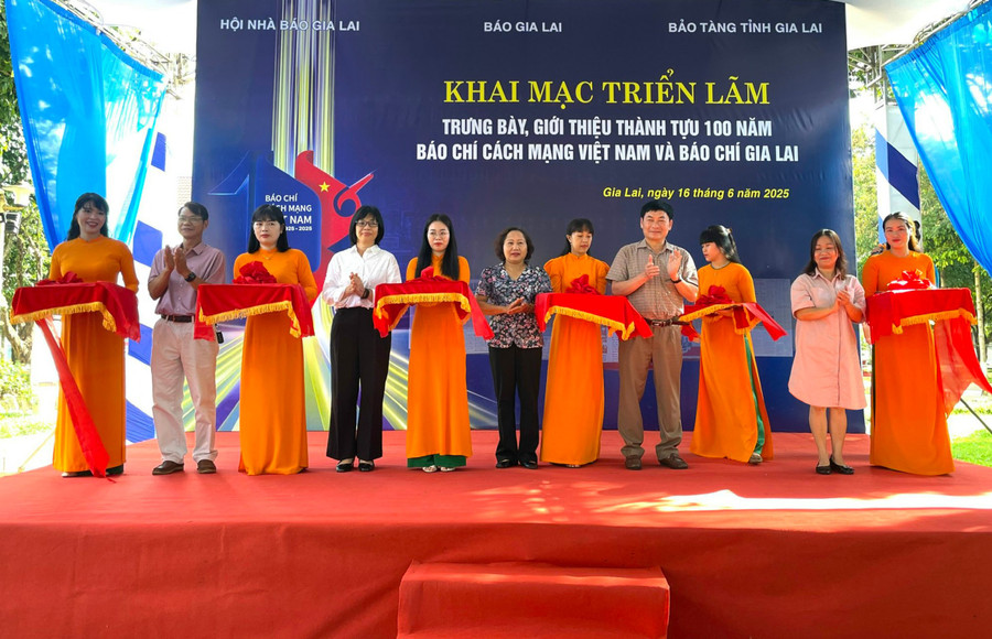 Các đại biểu cắt băng khai mạc triển lãm. Ảnh: Lam Nguyên Các đại biểu cắt băng khai mạc triển lãm. Ảnh: Lam Nguyên