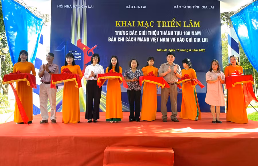 Các đại biểu cắt băng khai mạc triển lãm. Ảnh: Lam Nguyên 