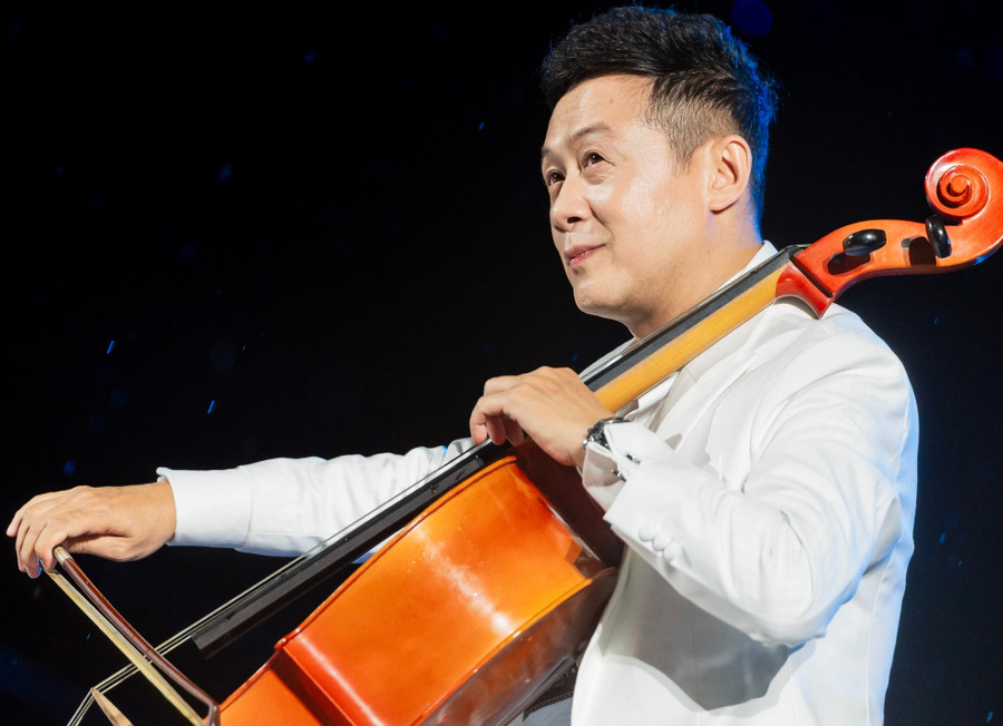 Màn trình diễn của MC Anh Tuấn với cây đàn cello đã trở thành đặc sản của concert Anh trai vượt ngàn chông gai. Màn trình diễn của MC Anh Tuấn với cây đàn cello đã trở thành đặc sản của concert Anh trai vượt ngàn chông gai.