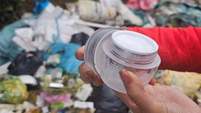 Sản phẩm kem trộn bị đổ bên đường